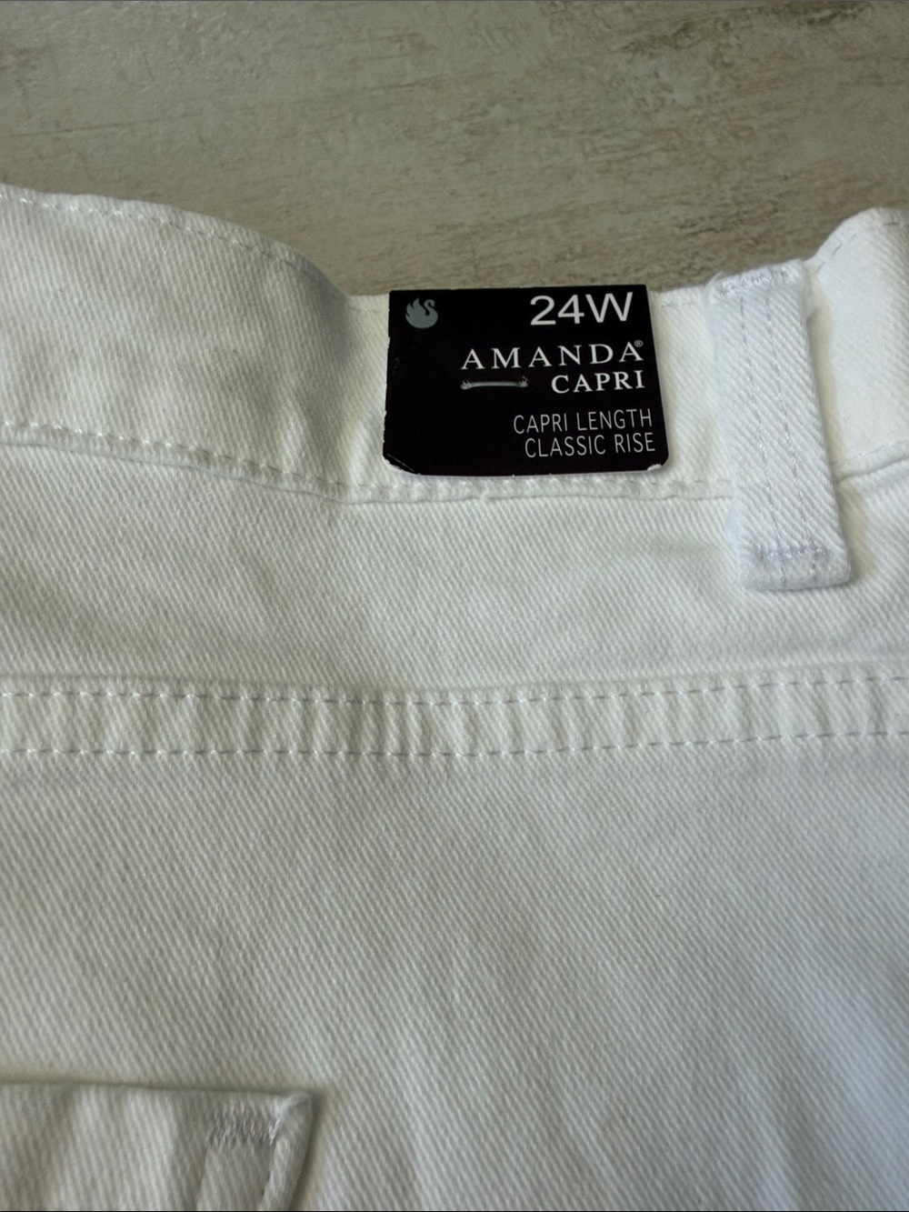 Gloria Vanderbilt White Capri Jeans - Amanda Capri